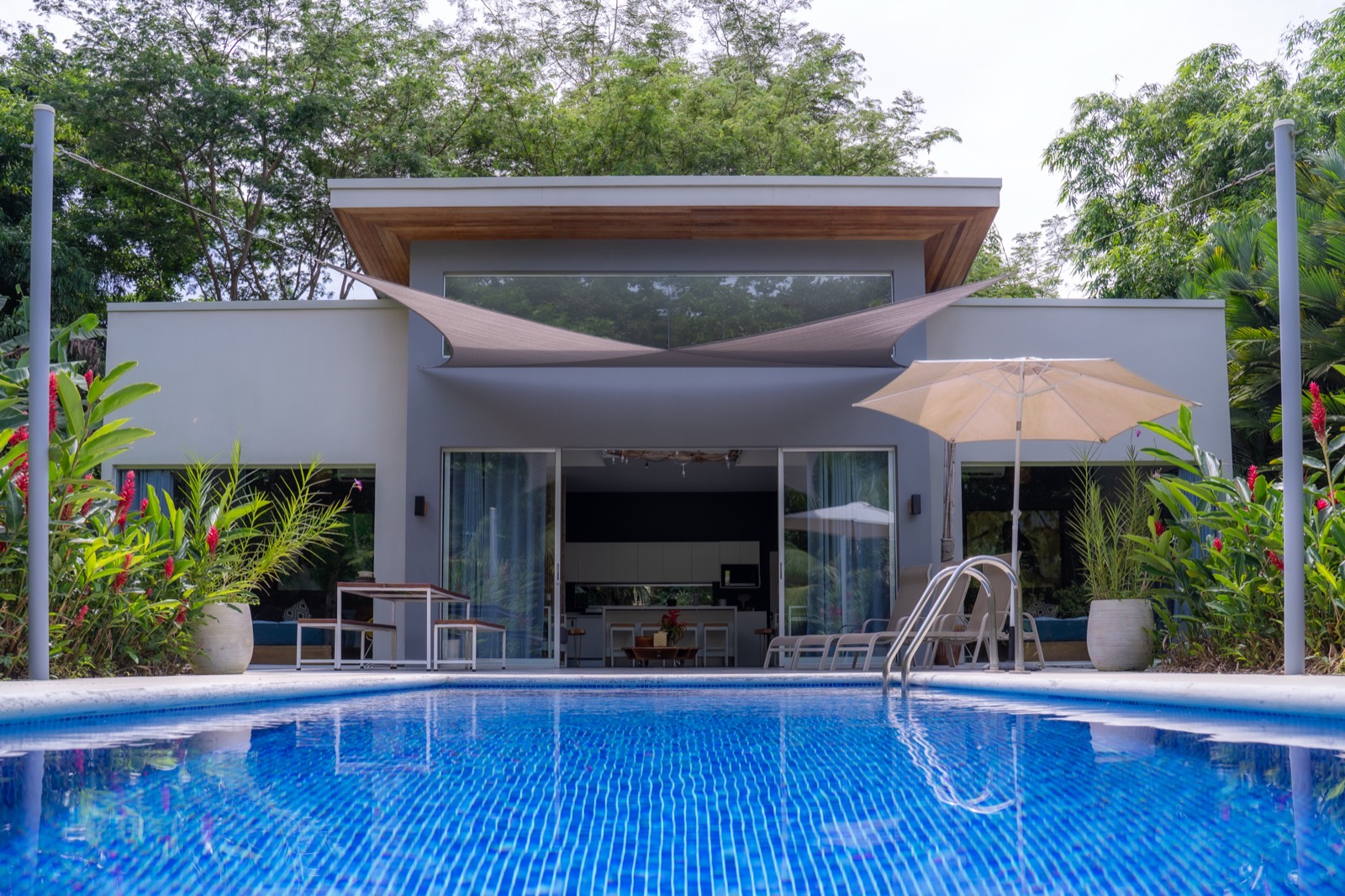 La piscine privée devant la maison