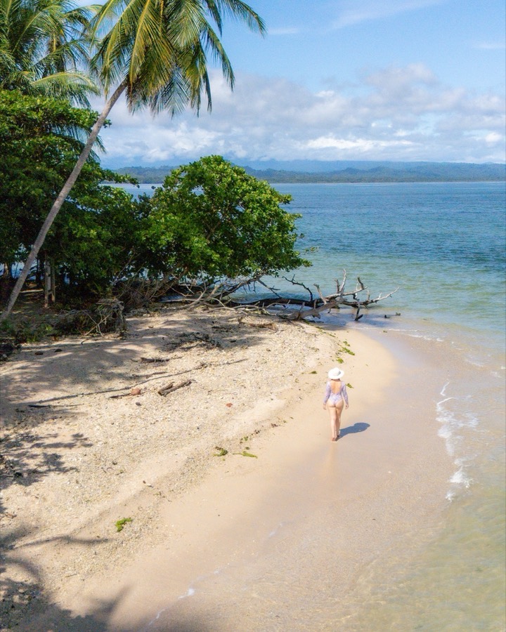 Promenade sur une plage de sable blanc