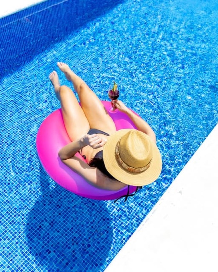 Farniente sur une bouée dans la piscine