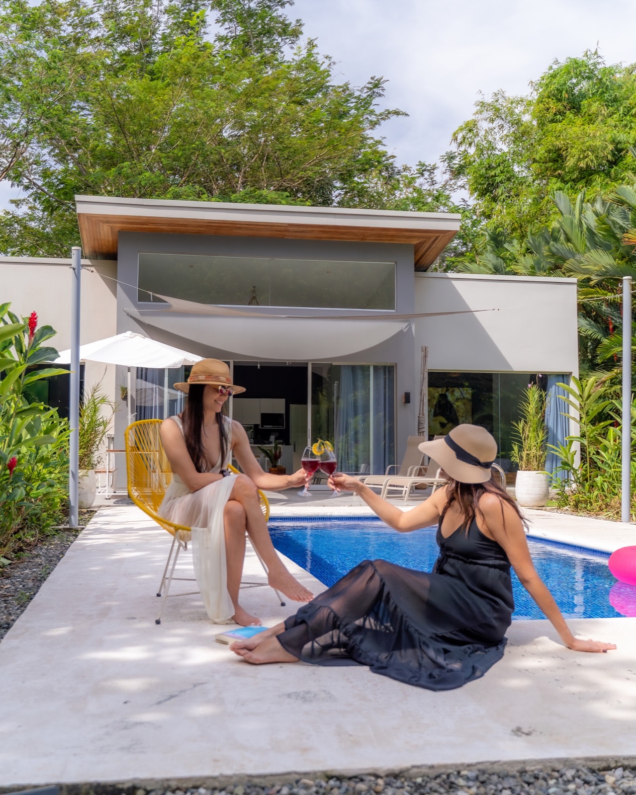 Deux amies au bord de la piscine privée