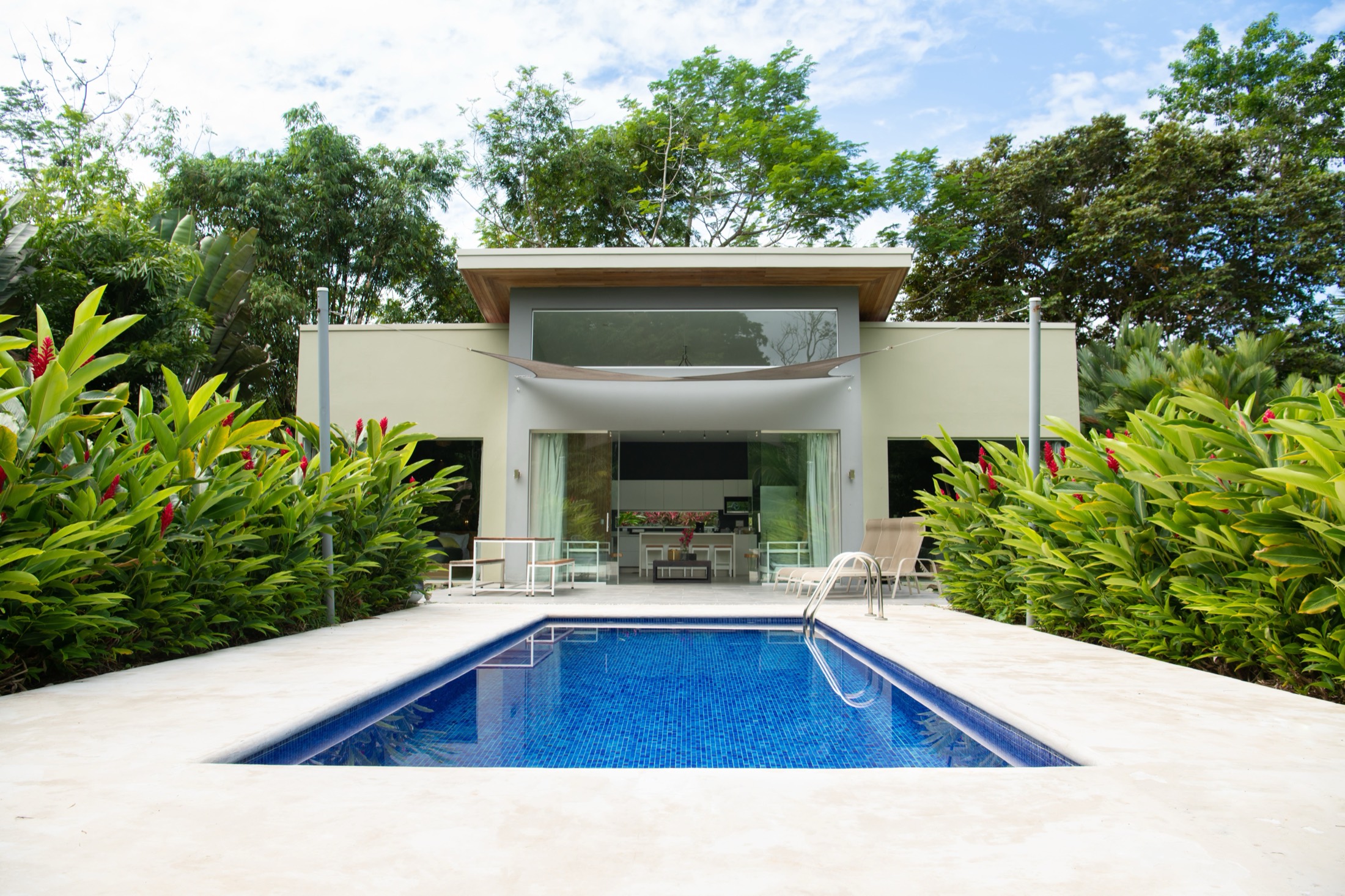 La piscine de Lilan Nature au milieu du jardin tropical